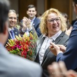 Patricia Constantin (PS) la nouvelle Presidente du Grand Conseil valaisan, reagit apres son election lors de la seance constitutive du nouveau Gouvernement valaisan et du nouveau Parlement du canton du Valais le lundi 14 avril 2025 dans la salle du Grand Conseil valaisan a Sion. (KEYSTONE/Jean-Christophe Bott)